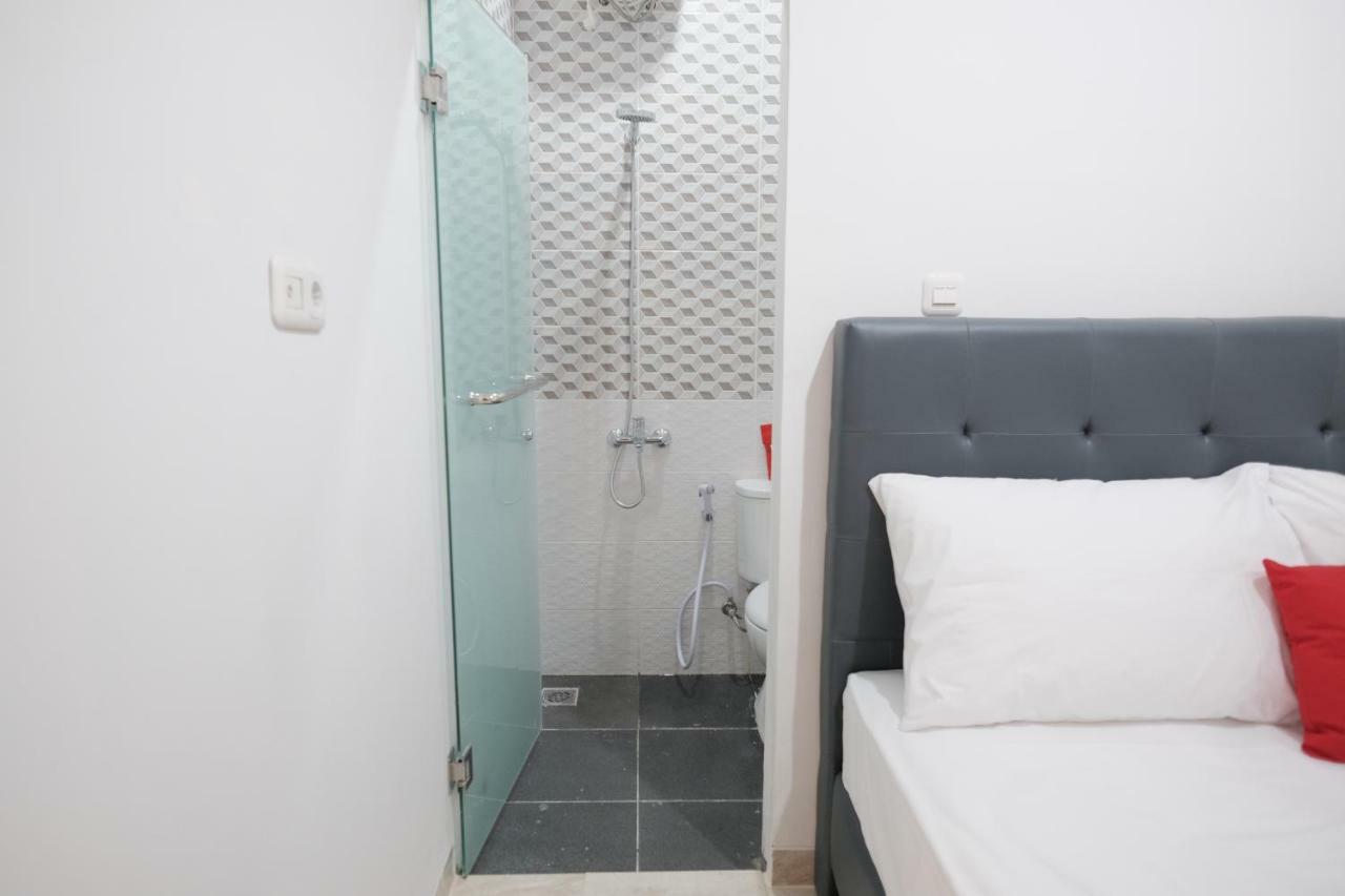 Hotel Reddoorz Near Taman Palem Yakarta Exterior foto